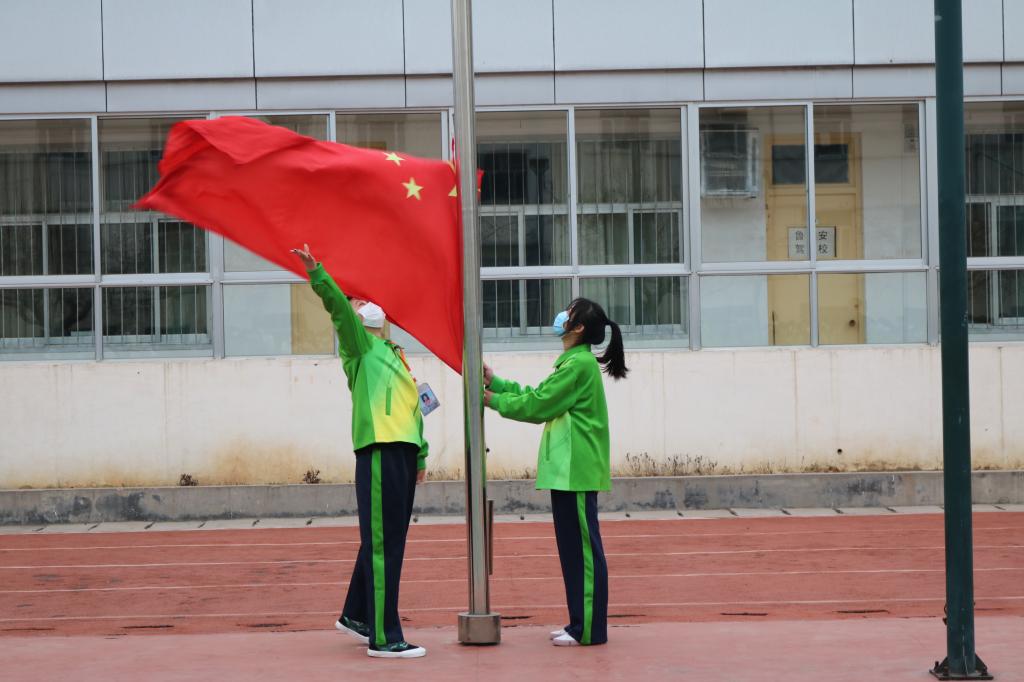 泰安教学部举行2022年春季学期第一次升旗仪式