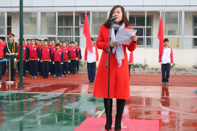 校区举行十一月份升旗暨“新生入学奖学金”颁奖仪式