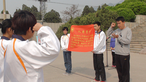 学校组织“缅怀先烈、感恩幸福”清明节学生代表扫墓活动