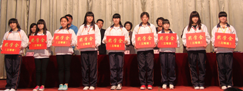 学校举行2014—2015学年度第一学期学生表彰大会