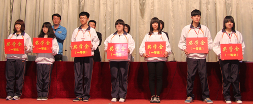 学校举行2014—2015学年度第一学期学生表彰大会